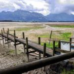 Die Bootsanlegestelle in Rieden am Forggensee. Normalerweise hat der See im Sommer Wasser und somit Schifffahrt. Heuer sieht alles etwas nach Apokalypse aus. © www.ichmachdannmalsport.de/Nina-Carissima Schönrock