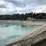Im Norden des Forggensees bei Roßhaupten befindet sich der große Staudamm. Die Dammdichtung der Talsperre muss erneuert werden - daher herrscht hier aktuell Baubetrieb. © www.ichmachdannmalsport.de/Nina-Carissima Schönrock