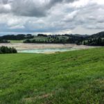 Das Wasser, das bei Dietringen noch im Forggensee zu sehen ist, gehört zum Lech und fließt Richtung Staudamm. © www.ichmachdannmalsport.de/Nina-Carissima Schönrock