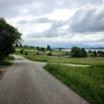 Bei Greith am Forggensee geht’s mal ordentlich bergauf. Dadurch wird der Rundweg um den See zu einer echten Herausforderung für Freizeitkuschelradfahrer wie mich. © www.ichmachdannmalsport.de/Nina-Carissima Schönrock