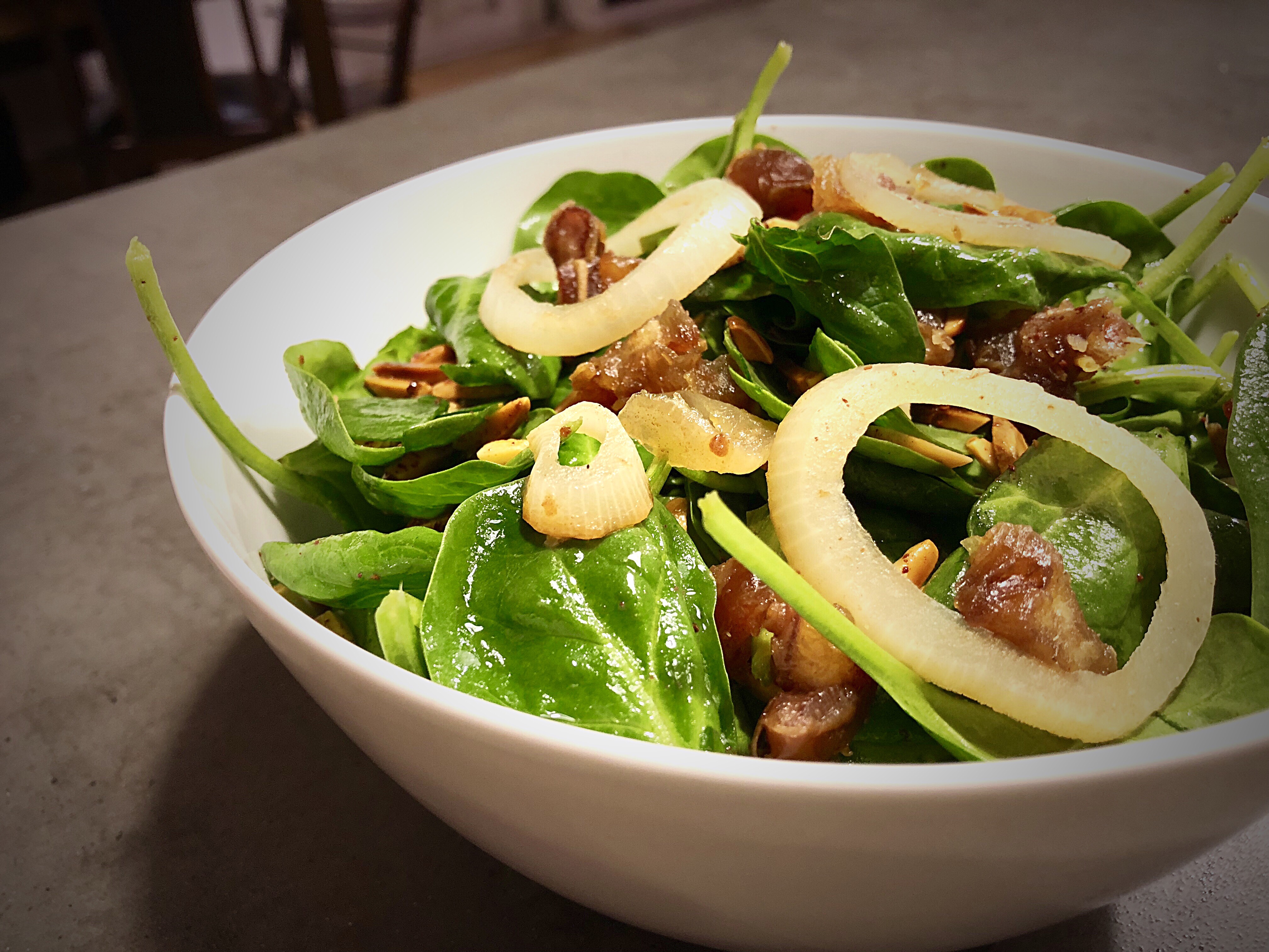 Mein Spinat-Salat mit Datteln und Mandeln. ©Nina-Carissima Schönrock/ichmachdannmalsport.de
