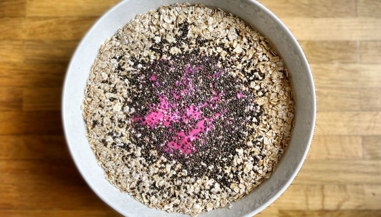 Beeren Bowl mit Chia-Samen und Haferflocken