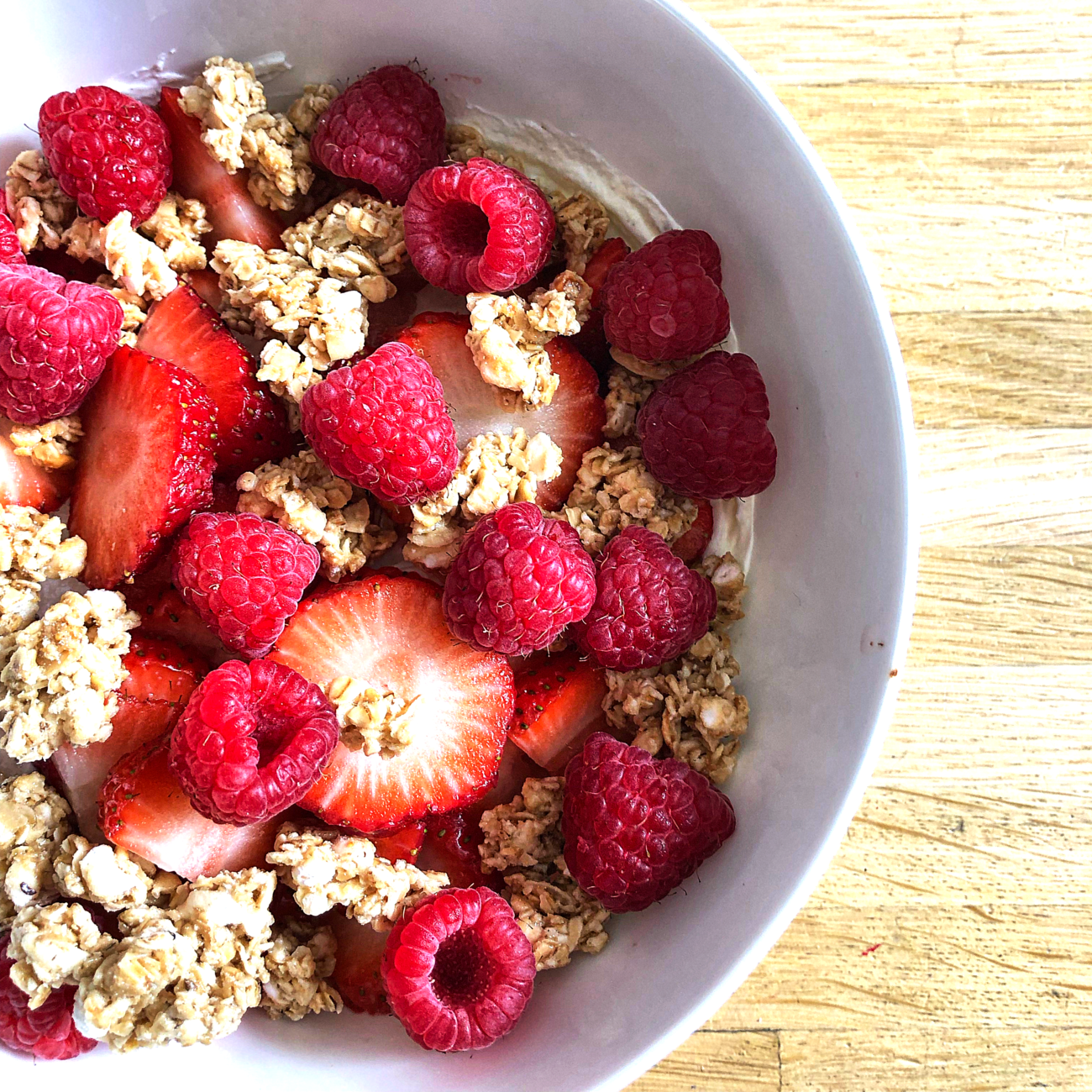Quark-Creme mit Granola, Beeren
