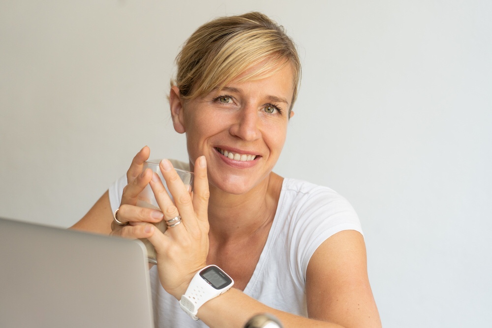 Birgit Engert, Ernährungsexpertin, Frau trinkt Kaffee, Essstörung