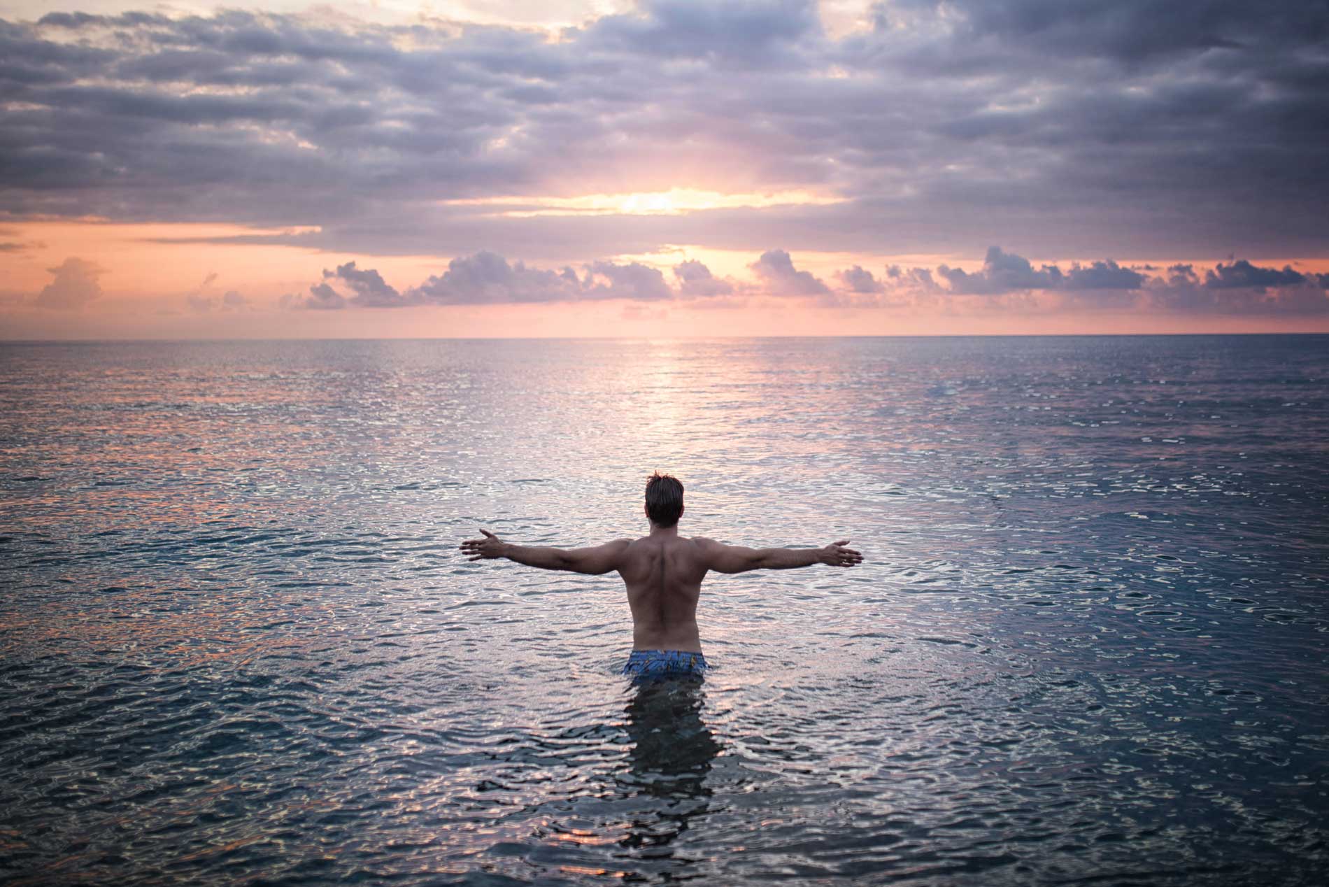 Wim-Hof-Methode Fazit, Mann im See, Mann beim Baden, Sonnenuntergang